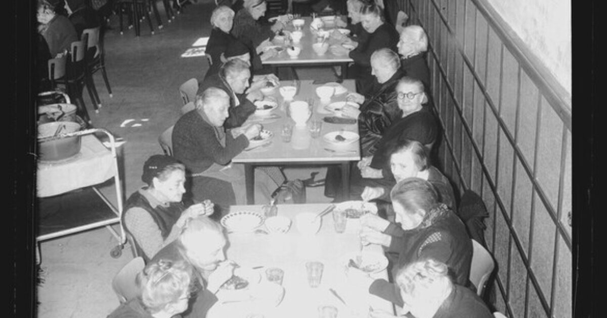 Tot in detail Mensen aan het eten in de refter